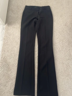 Vera kostymbyxor bikbok  - Jätte fina kostymbyxor, bikbok, aldrig använda köpte fel storlek, köpt för 499. Inga defekter  Strl 34 