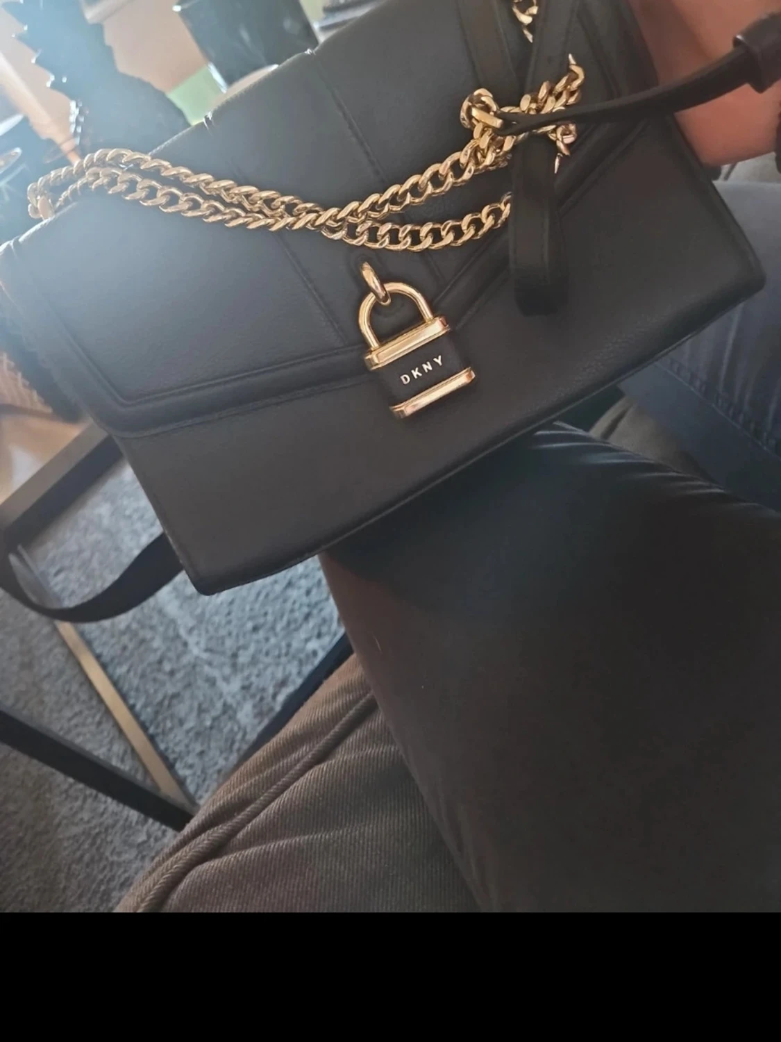 Svart axelväska från DKNY med kedja - 3