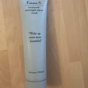Emma S. Overnight Repair Mask 100 ml - Overnight repair mask från Emma S. 100 ml. Masken är krämig och innehåller bland annat sheasmör, jojoba och rödalger som boostar huden med fukt och näring under natten. 