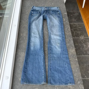 Lågmidjade jeans  - Så snygga jeans som tyvärr inte passar mig och har därför ingen bild på! Midjemått tvärsöver: 41cm Midjehöjd: 19cm Inerbens längd: ca 84cm. Jeansen har några missfärgningar men som knappast syns och kanske till och med går bort i tvätten 💕