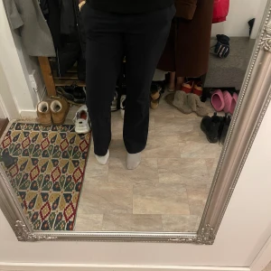 H&M kostymbyxor  - Snygga mörkblåa kostymbyxor från H&M i storlek 36. Byxorna har rak passform med klassiska fickor och bälteshällor. 