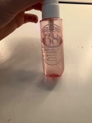 Brazilian Crush Cheirosa 68 Mist - Fräsch body mist med noter av pink dragonfruit, litchi, brasiliansk jasmin, ocean air, hibiskus, solvanilj och solig mysk. Perfekt för dig som vill ha en tropisk och ungdomlig vibe.