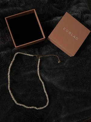 Halsband med sötvattenspärlor - pärlhalsband från Edblad, aldrig använt o är i nytt skick