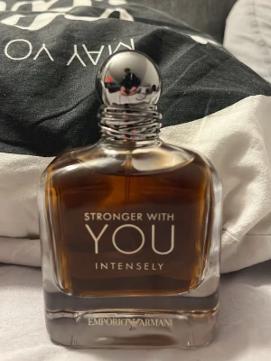 Stronger With You Intensely 100ml - Emporio Armani Stronger With You Intensely Eau de Parfum pour Homme. Flaskan rymmer 100 ml och har en modern design med märkets ikoniska logga. Perfekt för dig som vill sticka ut med en exklusiv doft.