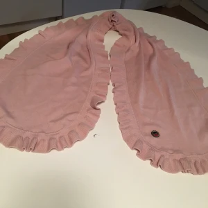 Busnel scarf i ull  - Busnel scarf i ull made in France .rosa i färg och i mycket bra skick utan synliga defekt och helt rent 