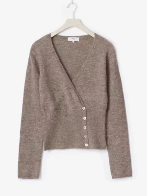 Beige omlottkofta från Gina  - Säljer en beige omlottkofta från Gina med v-ringad hals och snygga knappar längs sidan. Koftan är stickad i mjukt material och har långärmad passform. Perfekt att styla med jeans eller kjol för en chill look.