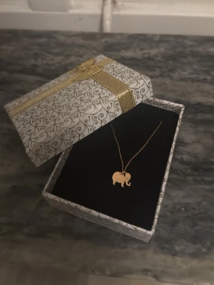 Brons halsband  - Äkta brons halsband med en elefant