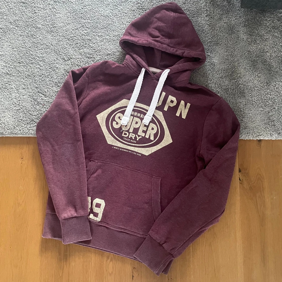 Vinröd Superdry hoodie - 1