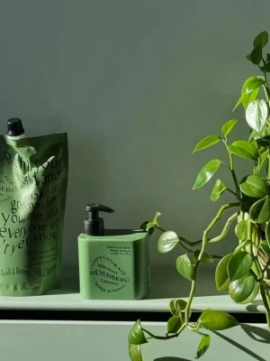 Grön ansiktsrengöring Meyenberg - Ansiktsrengöring från Meyenberg i en stilren grön pumpflaska och refillpåse. Vegansk formula med koriander och vild mossa. Flaskan har svart pump och modern design, perfekt för badrumshyllan. Ni får gå in på silfverspets.se för att se sortiment tills vi öppnar upp vår boutique i centrala Stockholm. Ni är mycket välkomna! Kärlek/Josephine Silfverspets boutique 