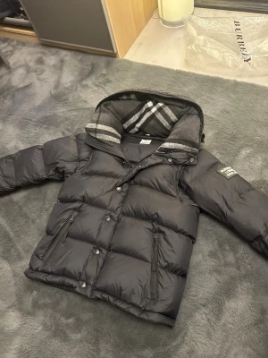 Burberry puffer jacka  - Helt ny snygg burberry puffer jacka storlek S