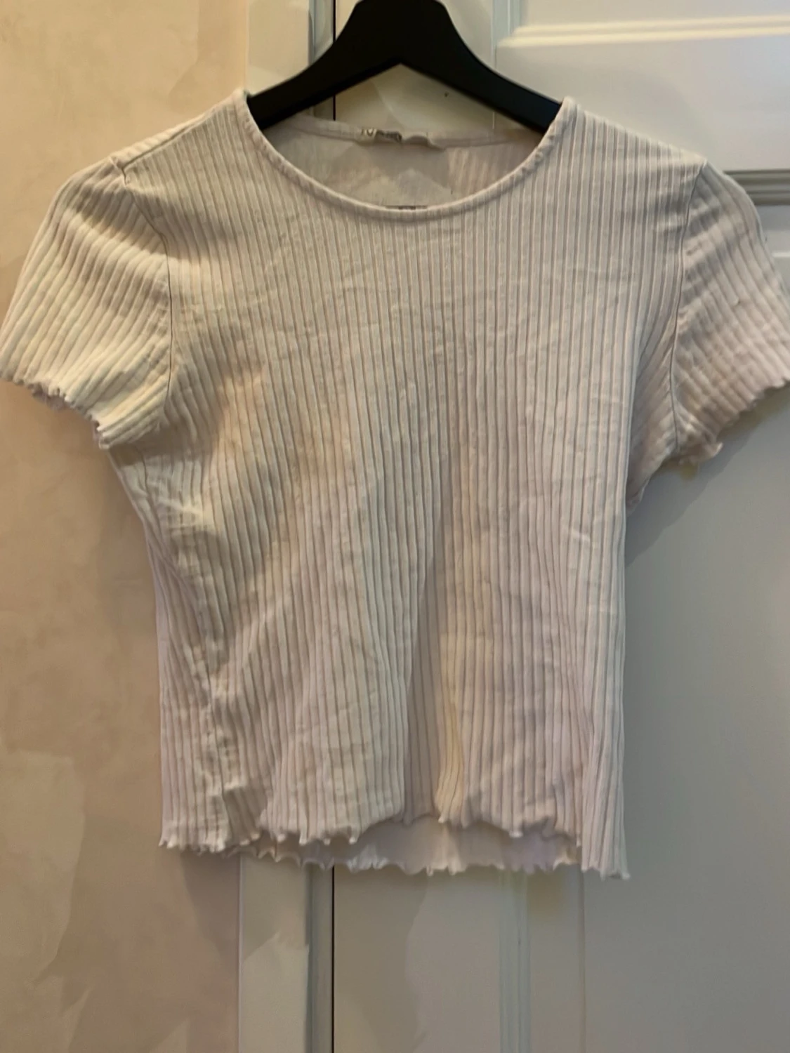 Vit ribbad topp från ONLY