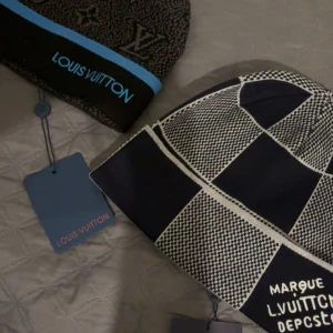 mössor  - Två fina och bekväma mössor från lv helt nya super populära mössor som trender just nu har ni frågor så är det bara att skriva 