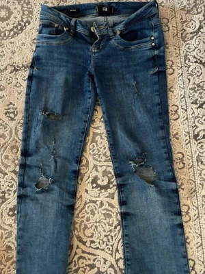 Blå slitna jeans från LTB - Nästan aldrig använda, jättebra skick. Modellen är Valerie . Och dom passar någon som är runt 160 cm. Jeansen är 38/ midja tvärs över och 74 i innerbenslängd. Skriv till mig om frågor!☺️