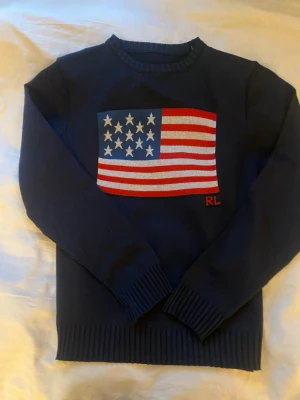 Mörkblå stickad tröja Ralph Lauren - Snygg mörkblå stickad tröja från Ralph Lauren. Lappen är avklippta men storleken är S men kan nog passa M också