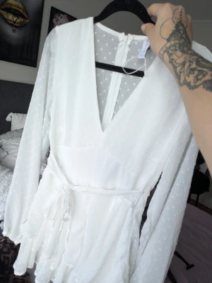 Vit jumpsuit från Amisu  - Jumpsuit från Amisu, använd 2-3 ggr bara, stl 38 (S-M)