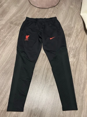 Svarta Nike Liverpool träningsbyxor M - Säljer svarta Liverpool träningsbyxor från Nike