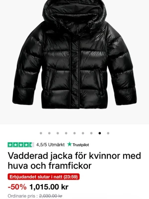 Svart pufferjacka med huva, strl S - Svart pufferjacka i glansigt material med huva och praktiska framfickor. Jackan har dragkedja framtill och en quiltad look som ger extra volym. Perfekt för dig som vill ha en varm och snygg jacka med modern vibe. Jackan är helt ny ock aldrig använd. Den är köpt från Novant men det finns ingen lapp på märket i jackan, men jag kan skicka bild på bevis att den är från Novant om intresserad!💕