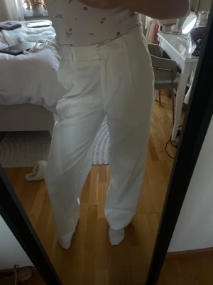 Vita kostymbyxor - Ett par vita kostymbyxor från LIS BONNE, Maja Nilsson Lindelöfs märke! Nypris är 700kr