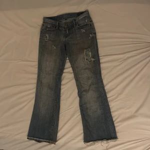 Snygga jeans💕 - Säljer ett par blå bootcut jeans från Blue i storlek 25. Dom har en liten fläck som säkert går bort i tvätten.Jeansen har en klassisk femficksmodell med låg midja och snygg tvätt. Perfekta för dig som gillar en avslappnad och trendig stil. Pris går att diskutera💕