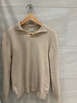 Cashmere blandad tröja från John Henric - Tröja från John Henric som inte används längre. Säljer den till någon som har mer användning av den. Använd men är i fint skick.  Material: 10% Kashmir, 90% bomull  Storlek: Medium (men sitter mer som en small)