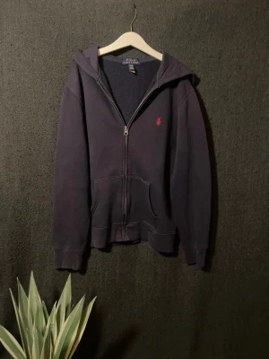 Blå polo Ralph lauren tröja - En skön tröja från polo passar dig som gillar märkeskläder