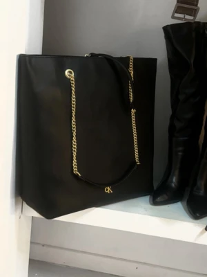 Calvin Klein väska  - Helt ny – Calvin Klein MINIMAL MONOGRAM CHAIN TOTE  Höjd: ca 40 cm Bredd: ca 33 cm Djup: ca 14 cm