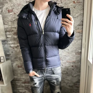 Ralph lauren Gorham jacka - Säljer denna nya Ralph lauren Gorham jackan i nyskick!⭐️Den är självklart äkta och köptes i deras butik på black friday, nypriset på tagen ligger på 4085kr!🙌Storleken är S, tagsen ingår ej!🤝Hör gärna av er om ni har funderingar 