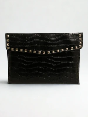 Datorfodral med silver nitar i krokodil imitation  -  Rea – endast 199 kr (ord. pris 249 kr)! Stilrent datorfodral tillverkat av veganskt läder i vattentätt material. Fodralet skyddar din dator effektivt samtidigt som det ger din outfit en extra touch. 💘 Storlek: 34 × 25 cm – passar svarta HP Chromebooks och andra datorer i liknande storlek. 