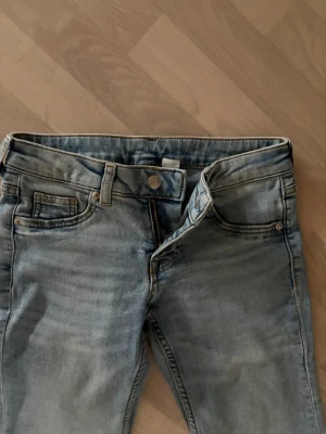 Bootcut ljusblå jeans  - Snygga lowaist bootcut jeans från HM. Säljs då dom inte används🥰