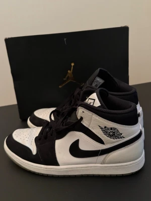 Nike Air Jordan 1 svart/vit US 11.5 - Säljer ett par Nike Air Jordan 1 Diamond Mid,  klassisk mid-modell med snörning och rund tå. Låda ingår. Pris går att diskutera.