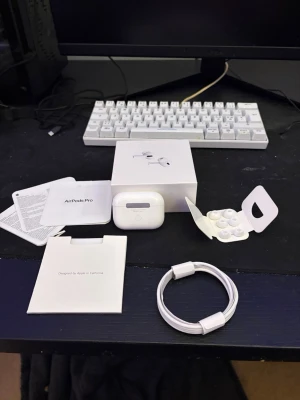 AirPods  - Ett nästan helt nytt par Airpids PRO gen2 med över 1 år Apple care+ kvar