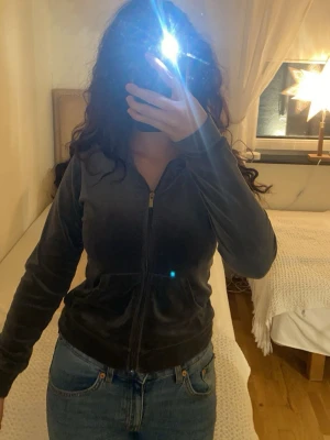 Grå kofta från gina tricot i storlek xs  - Grå kofta med luva ifrån Gina tricot i storleken XS . Den har två fickor och en dragkedja