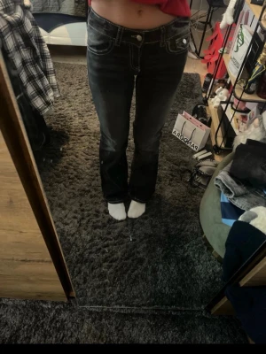 Svarta bootcut jeans med vita sömmar - Nya utan prislapp, storlek 158 men passar mig som brukar ha xs/34