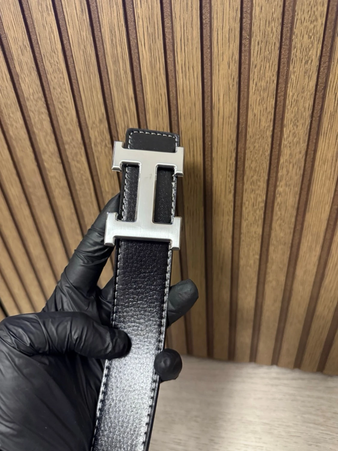 Svart skärp med stor H-spänne - 4