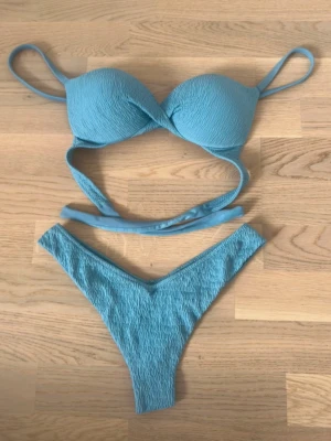Blå bikini calzedonia  - Blå bikini från calzedonia, endast använd en gång! Köpt i Marbella