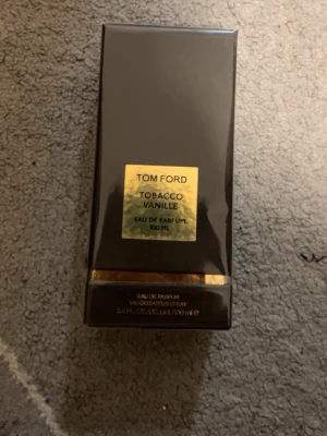 Tom Ford Tobacco Vanille 100ml - Lyxig Eau de Parfum på 100 ml från Tom Ford. Ingredienser: Alcohol Denat., Fragrance, Water, Linalool, Benzyl Benzoate, Geraniol, Limonene, Coumarin, Citronellol, Eugenol, Iso Eugenol, Benzyl Alcohol, Citral, Cinnamal. Tillverkad i USA.
