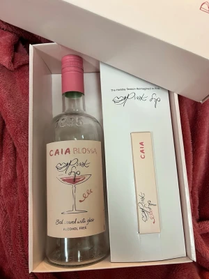 CAIA paket Pink Lip sip limited edition - Bara kartongen + flaskan + förpackningen till läppglanset, endast till förvaring!                               (Finns inget läppglans i)                                                Säljer ett CAIA Pink zip i en exklusiv presentförpackning. Kommer i en stilren ljusrosa förpackning med rosa text och detaljer. Perfekt för dig som vill ha den som prydnad. Limited edition-samarbete med Blossa. Går ej att köpa igen så passa på!