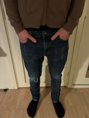 Slitna Tiger of Sweden Jeans - Säljer ett par schyssta Tiger of Sweden Jeans med slitningar i strl W33 L34. Säljer då de är för små för mig, pris kan diskuteras. 