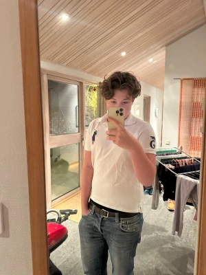 Vit Polo Ralph Lauren pike M - Vit pike från Polo Ralph Lauren i storlek medium men sitter lite mindre. Nästan nyskick endast använd fåtal gånger. Modell på bild är 179 82kg