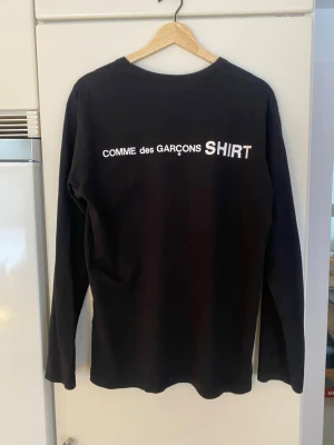 Comme des garcons tröja - Sjukt fin comme des garcons longsleeve tshirt, tyvärr för liten för mig Passar m-L  Skriv om du har någon fråga Väldigt bra skick för utom att trycket är lite slitet på ett ställe, självklart äkta!