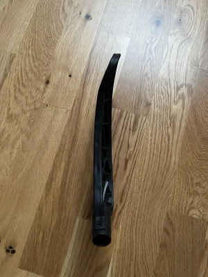 Svart innebandyklubba blad Zone - Säljer ett svart innebandyklubba blad från Zone Floorball. Bladet har en snygg, modern design med öppet rutmönster och är tillverkat i slitstark plast. Perfekt för dig som vill ha bättre kontroll och skott på planen. Passar de flesta klubbor med standardfäste.