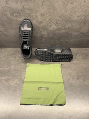 Valentino Rockrunners - Helsvarta riktigt feta valentino rockrunners, helt oanvända! Perfekt nu till vintern och snön som kommer💯 privat för mer frågor!