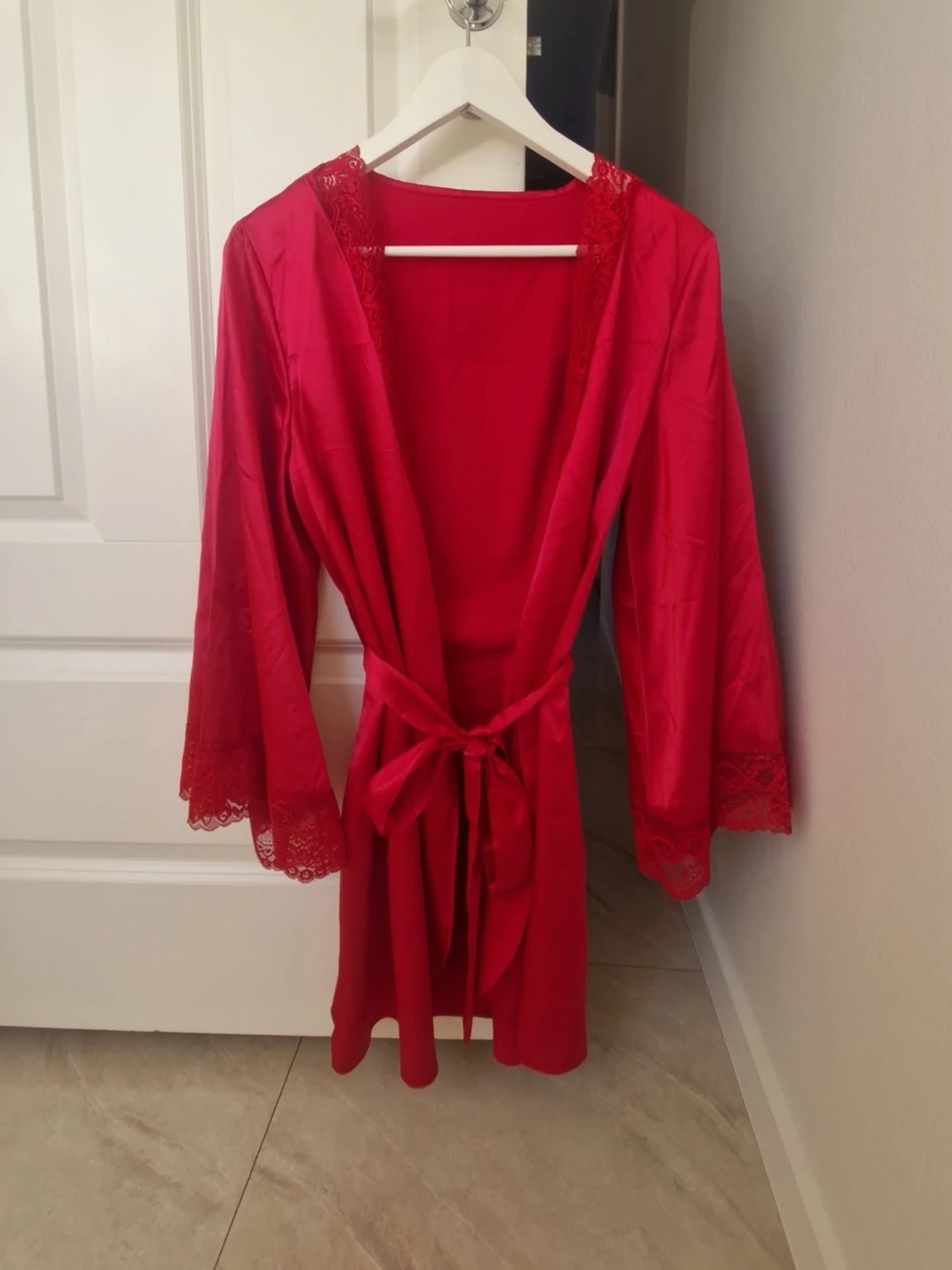 Röd morgonrock med spetsdetaljer