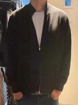  Massimo Dutti - Mycket fin zip tröja från Massimo Dutti i storlek M/L. Mycket fint skick nypris runt 800kr