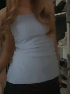 Ljusblå tubtopp  - Sååå fin ljusblå tubtopp från Zara. Jötte bra skick och säljer för den tyvärr är för liten. Stl XS. Kontakta mig vid fler frågor eller vid intresse!💕