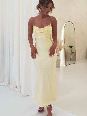 Rosa långklänning i satin - Superfin satinklänning från Oh Hello Clothing som är perfekt till bal och liknande. Det är exakt samma modell som den gula bara att den är i den rosa färgen på bilden. Aldrig använd så den är i nyskick med prislapp kvar!