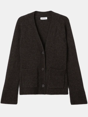 Wera ullkofta - Säljer en mörkbrun 100% ull kofta från Wera med fin ullkvalitet. Koftan har ribbade muddar, två framfickor och knäppning med tre knappar. Perfekt för lager-på-lager och chill stil. Passar dig som gillar klassiska och enkla plagg. Använd några få gånger och i bra skick! Nypris 899kr. Bild från åhlens men kan fixa egna bilder!