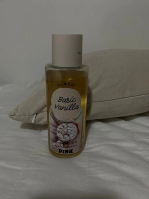 Basic Vanilla Body Mist 250ml - Body mist med vanilj-marshmallow och varm chai. Innehåller eteriska oljor. Volym: 250 ml. Perfekt för dig som gillar söta och mysiga dofter. Ungefär 80% av flaskan full. 