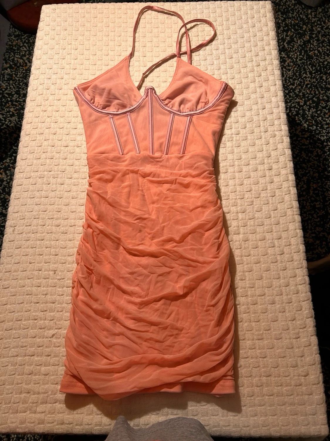 Persikofärgad omlottklänning med snörning