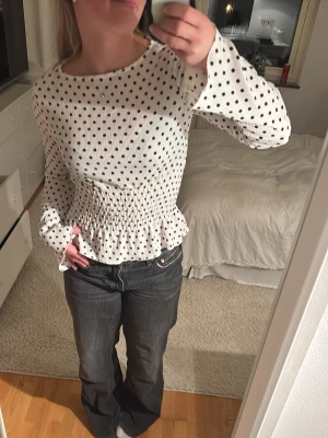 Prickig topp från Gina  - Säljer denna oanvända prickiga topp från Gina i storlek xs. Perfekt till våren!